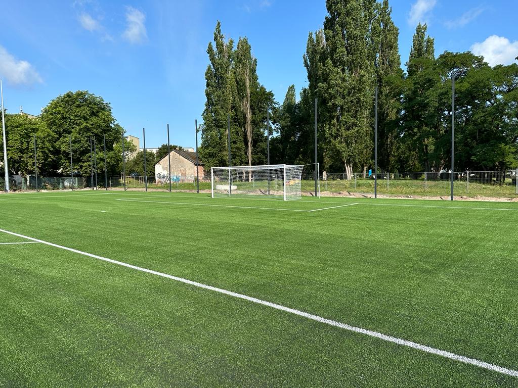 instalacja sztucznej trawy